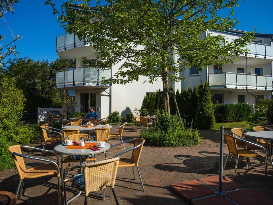 Restaurant/places to eat, Garden, Breakfast