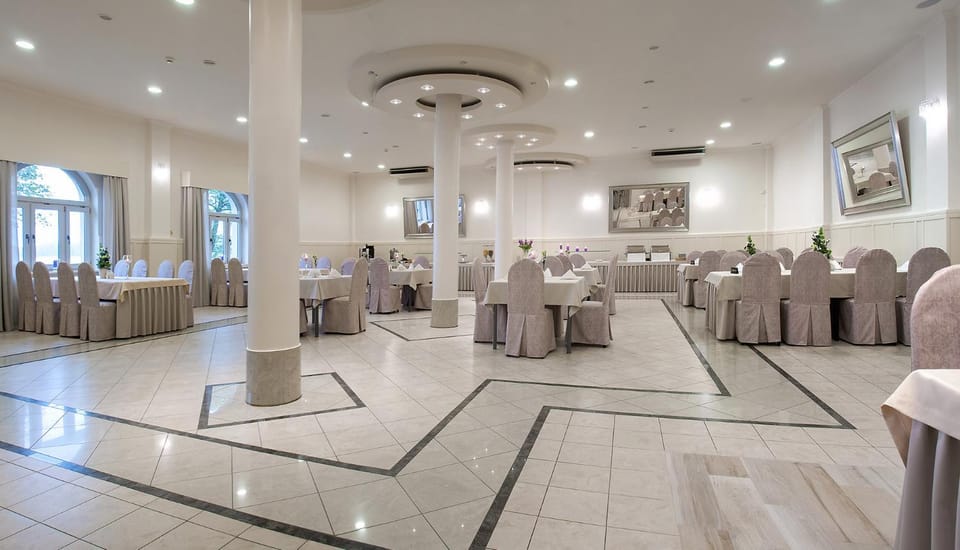 Restaurant/places to eat, Banquet/Function facilities