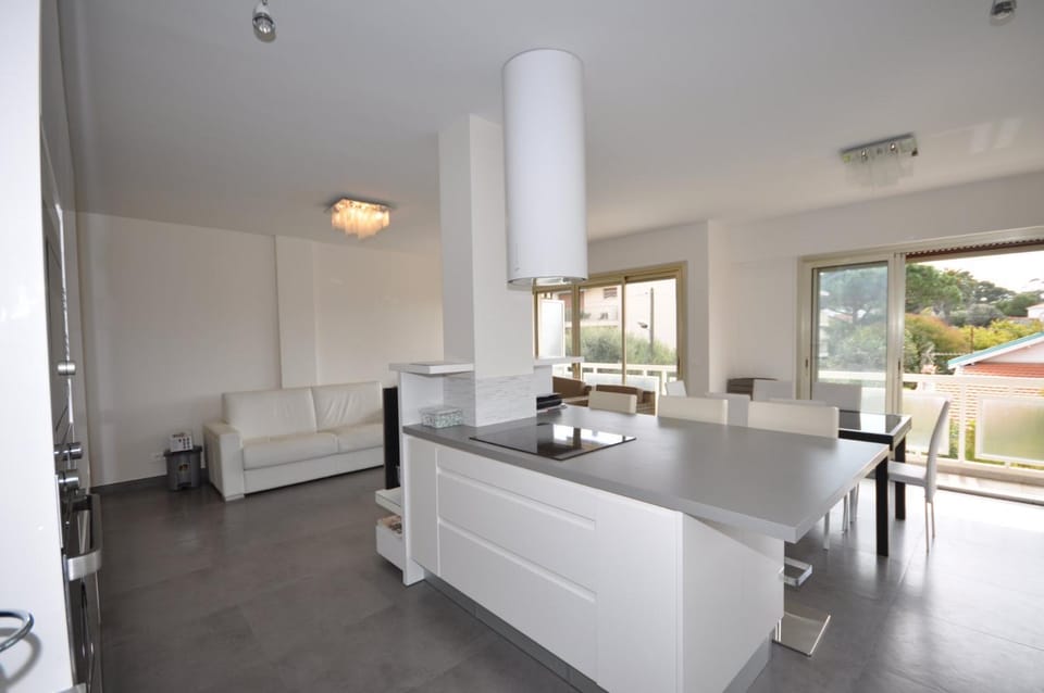 Kitchen or kitchenette, Decorative detail, Dining area, Communal kitchen, Quiet street view