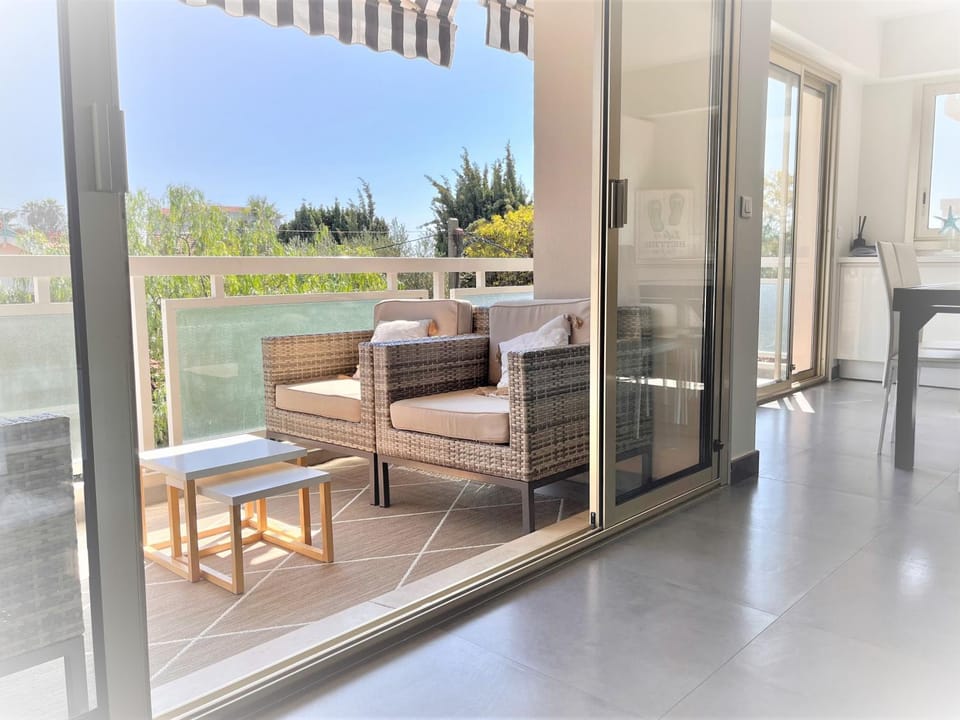 Patio, Day, Balcony/Terrace, Living room