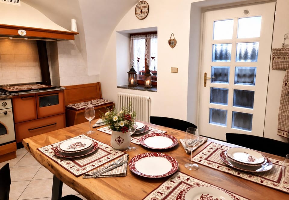 Kitchen or kitchenette, Dining area, pet friendly, stove, kitchen
