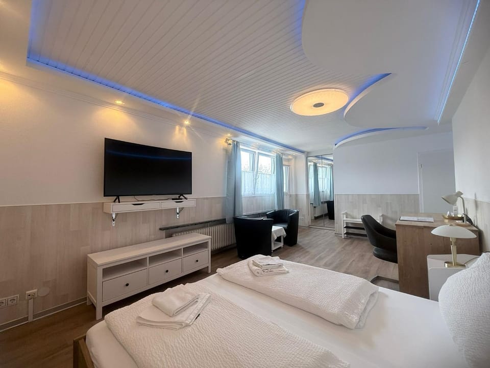 Bed, TV and multimedia, Photo of the whole room, Bedroom
