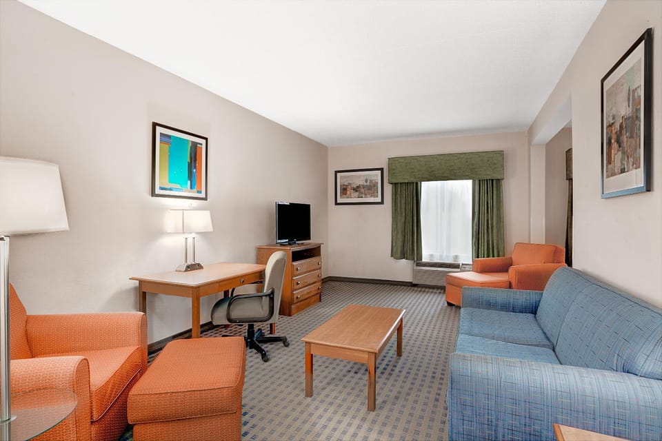 Photo of the whole room, Seating area