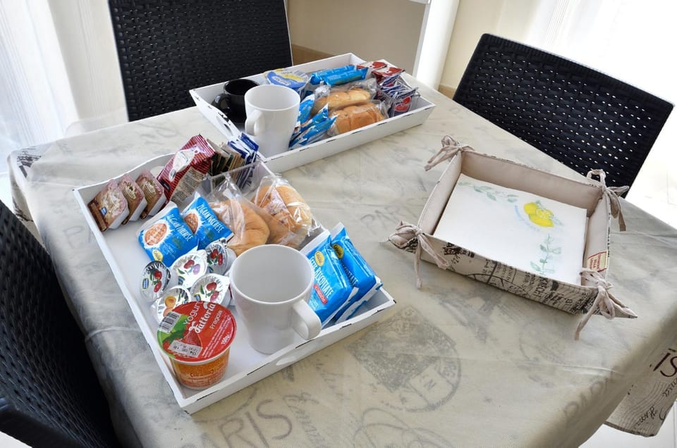 Food close-up, Coffee/tea facilities, Living room, Seating area, On site, Food, Breakfast, Italian breakfast, Drinks
