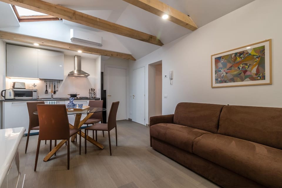 Kitchen or kitchenette, Living room, Seating area, Dining area