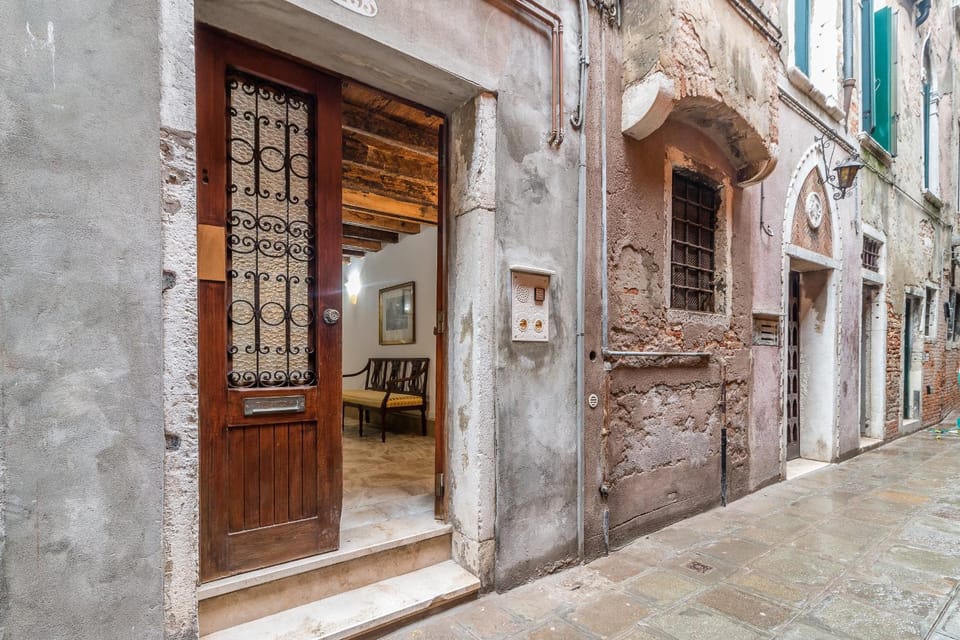 Facade/entrance, Neighbourhood