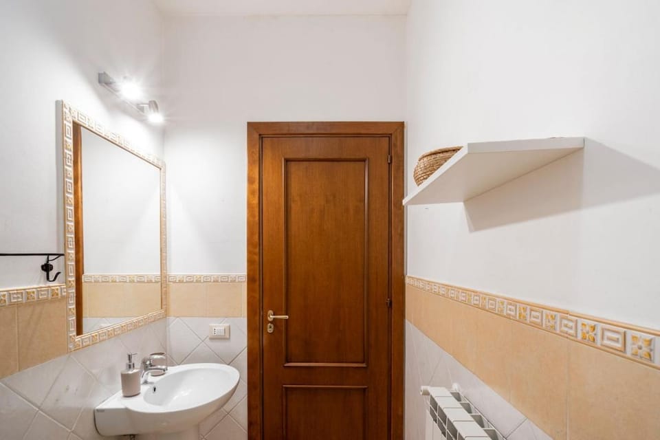 Shower, Bathroom, hair dryier, internet