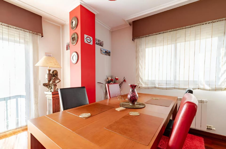 Seating area, Dining area, Entertainment, heating, internet