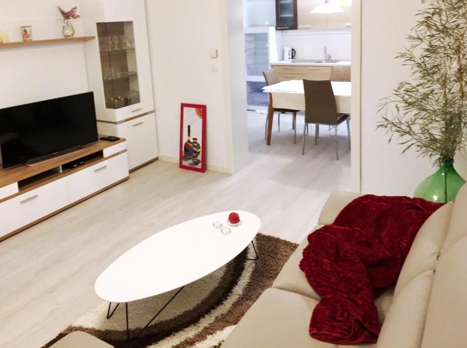 Communal lounge/ TV room, TV and multimedia, Living room, Seating area