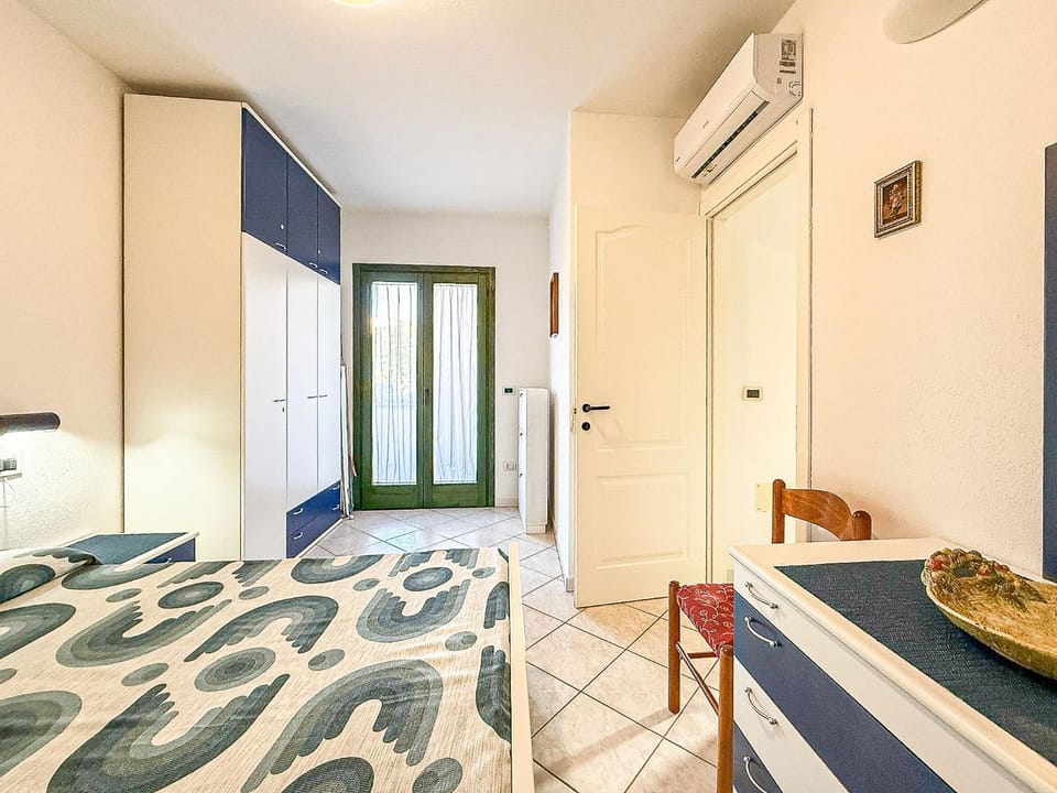 Bed, Photo of the whole room, Bedroom, wardrobe, air conditioner