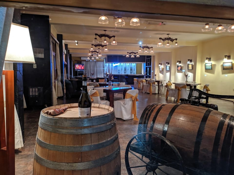 Restaurant/places to eat, Nightclub / DJ, Lounge or bar