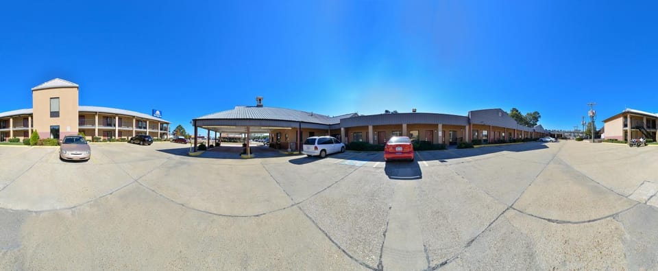 Facade/entrance, Spring, Summer, On site