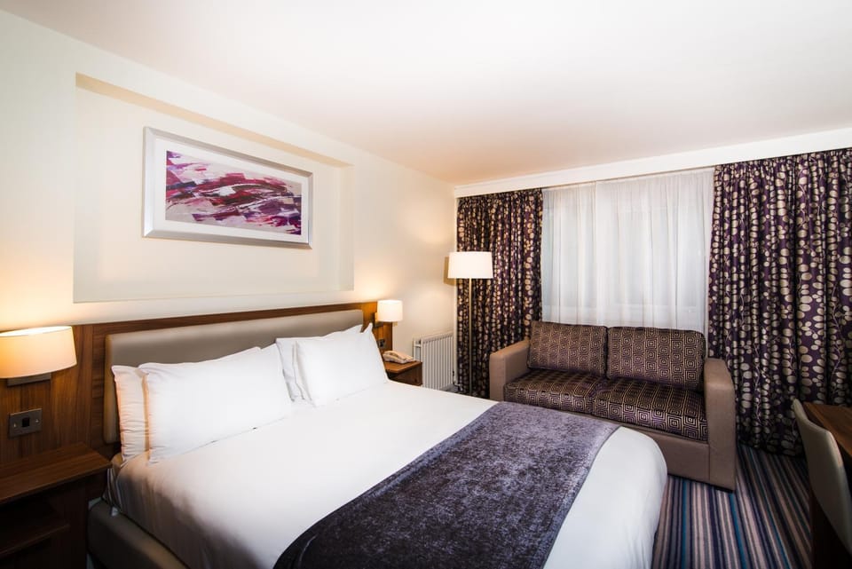 Bed, Coffee/tea facilities, Photo of the whole room, Seating area, Bedroom, Pets, Pets, children, children, young children, young children, older children, older children, Family, Family, hair dryier, pet friendly, pet friendly