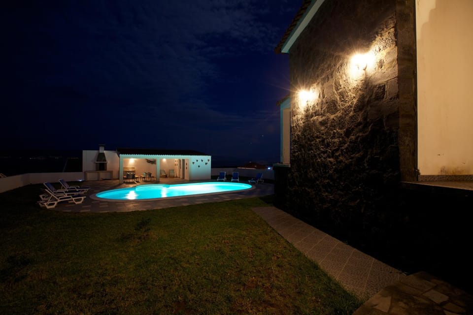 Night, BBQ facilities, Garden, Dining area, Swimming pool, Swimming pool