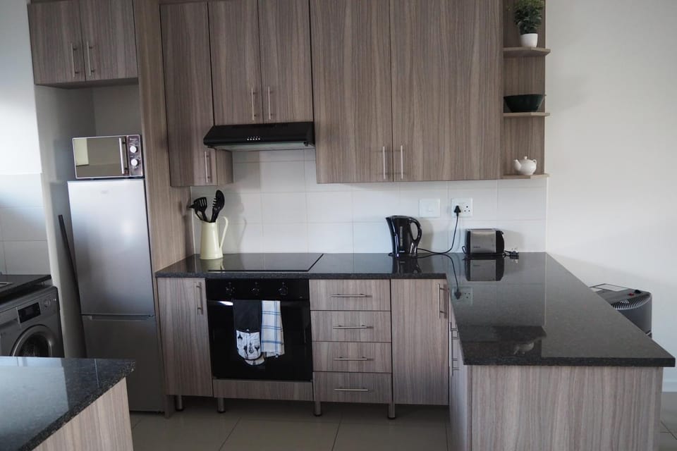 Coffee/tea facilities, Kitchen or kitchenette, oven, stove, toaster