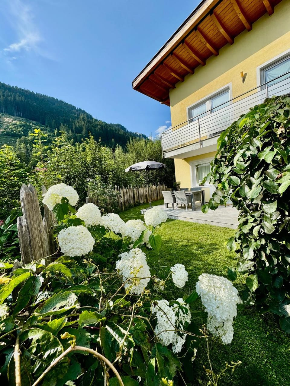 Property building, Garden, Balcony/Terrace, Garden view