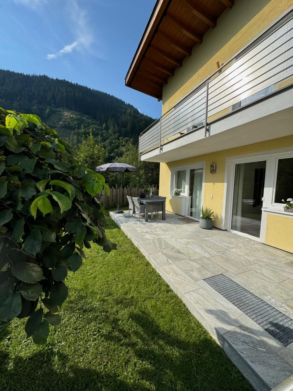 Property building, Day, Garden, Garden, Balcony/Terrace, Garden view