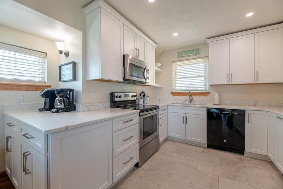 Sandi Hill - Corolla, Whalehead, 295 Yds to Beach, Ocean View, Pool, Hot Tub, Pets OK House in Corolla