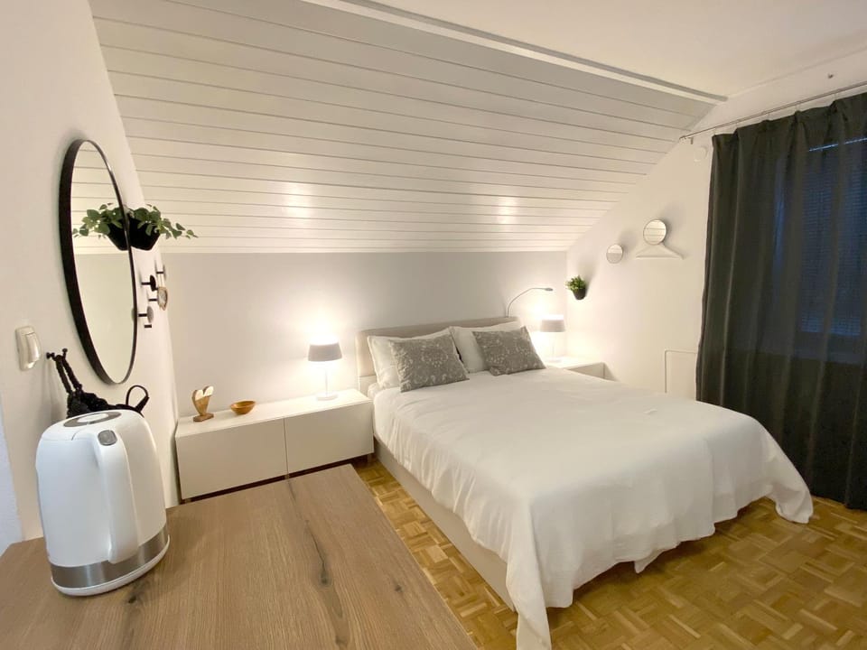 Property building, Bed, Bedroom