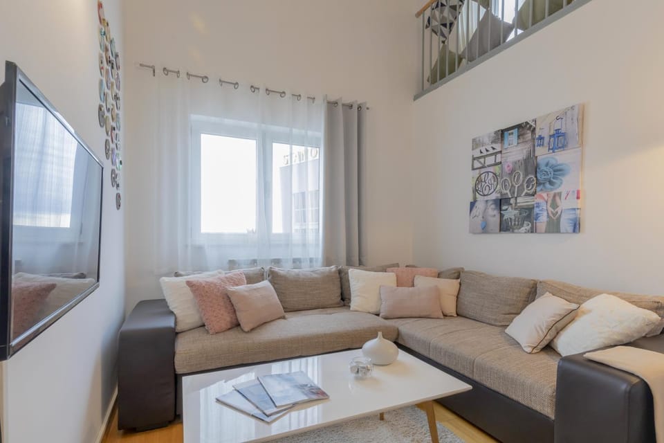Bed, TV and multimedia, Living room, Photo of the whole room, Seating area