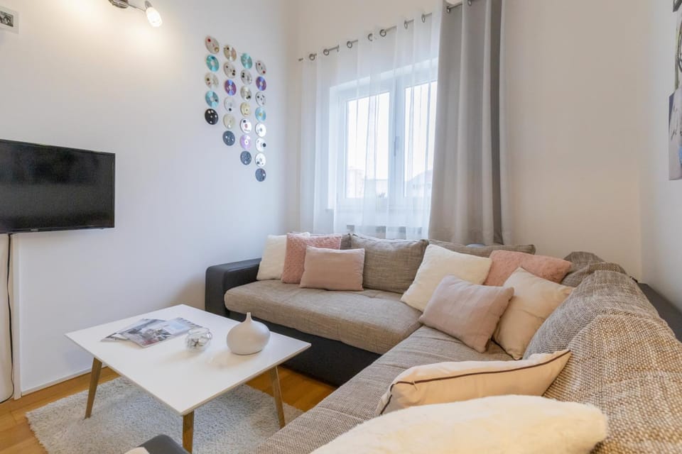 Bed, TV and multimedia, Living room, Photo of the whole room, Seating area