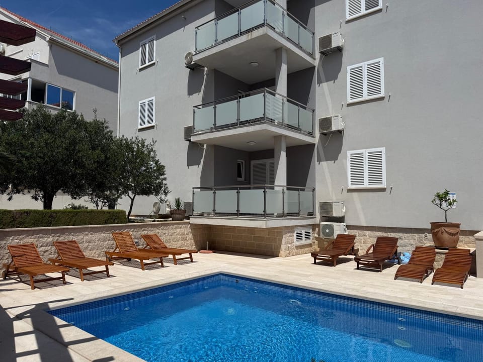 Patio, Swimming pool, sunbed