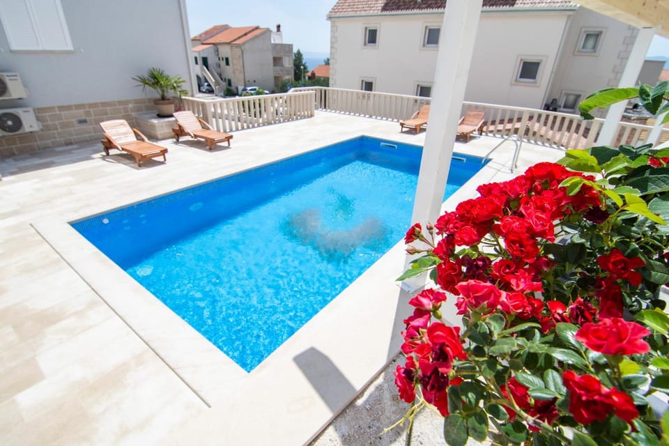 Swimming pool, sunbed