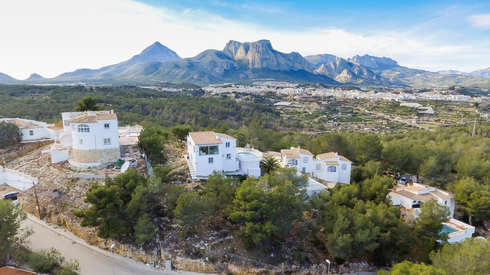 Nearby landmark, Off site, Natural landscape, City view, Landmark view, Mountain view, Pool view, Sea view, Quiet street view