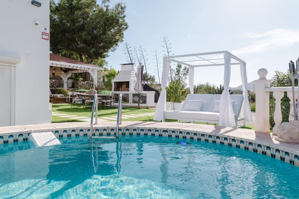 Off site, Day, Natural landscape, BBQ facilities, Garden, Balcony/Terrace, City view, Garden view, Mountain view, Pool view, Sea view, Swimming pool, sunbed