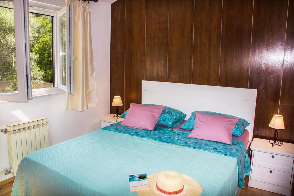 Bed, Bedroom, Garden view