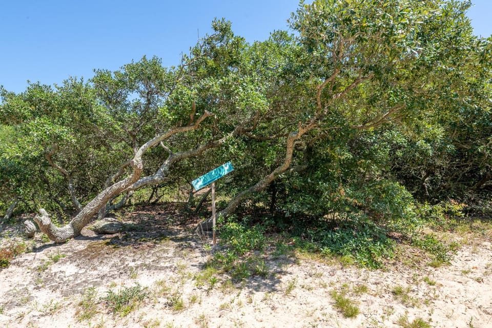 Carolina Breeze - Southern Shores, Chickahauk, 200 Yards to the Beach, Flex Stays, Private Decks House in Southern Shores