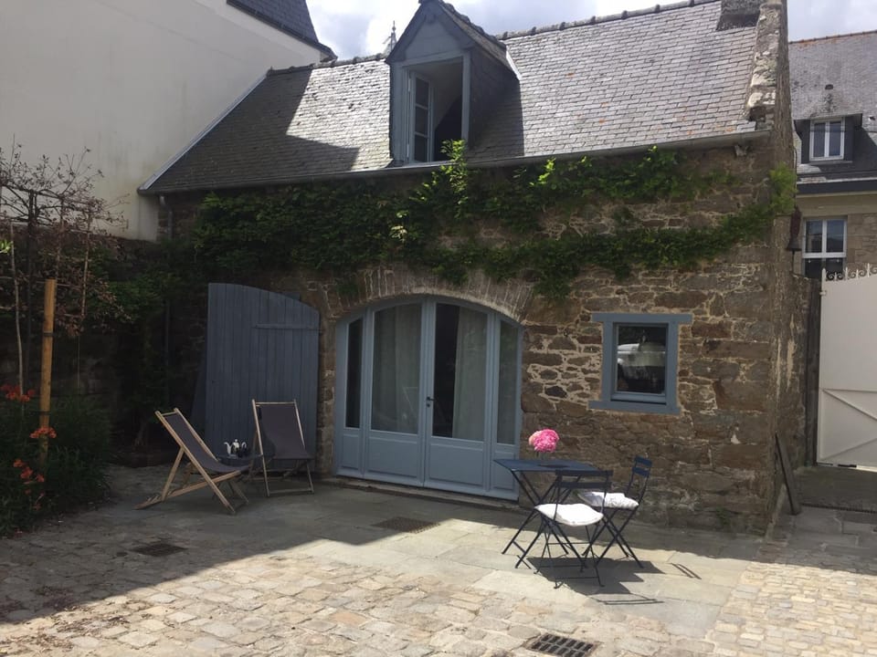 Property building, Day, Balcony/Terrace