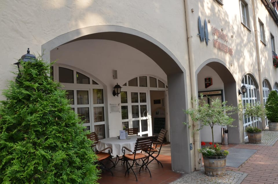 Restaurant/places to eat, Facade/entrance, Banquet/Function facilities, Facility for disabled guests