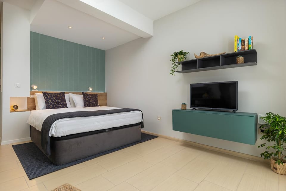 Bed, TV and multimedia