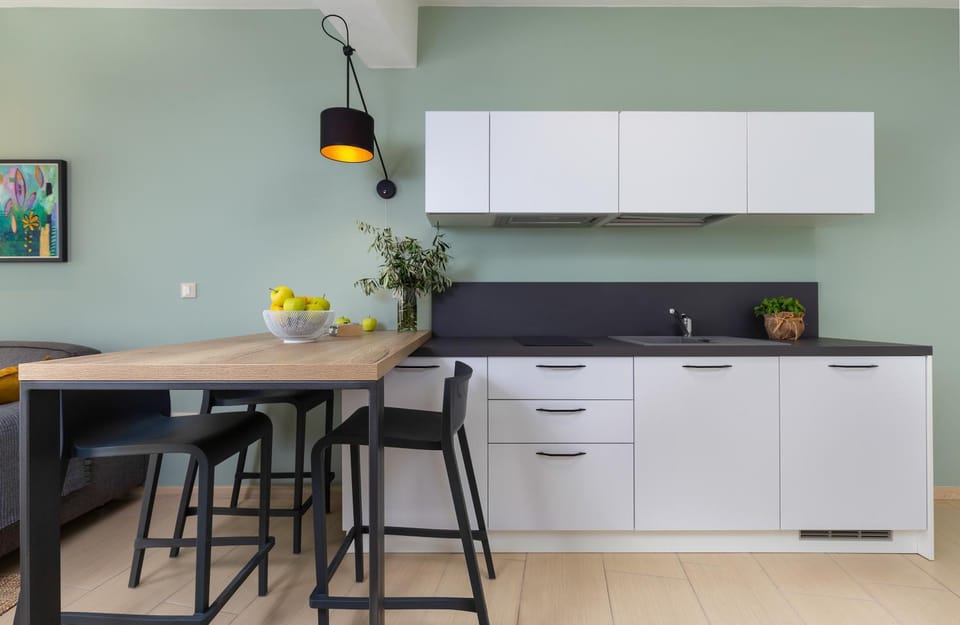 Kitchen or kitchenette, Dining area