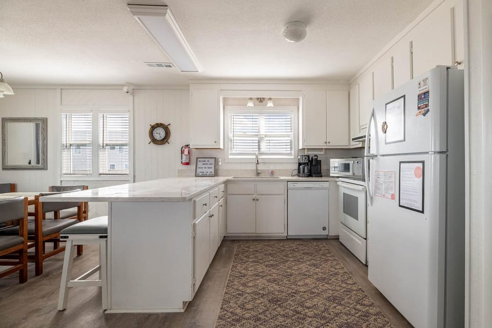 Angel's Nest - S Nags Head MP 17.5, 75 Yds to Beach, Ocean View, Quaint Family Home House in Nags Head