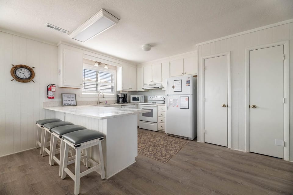 Angel's Nest - S Nags Head MP 17.5, 75 Yds to Beach, Ocean View, Quaint Family Home House in Nags Head