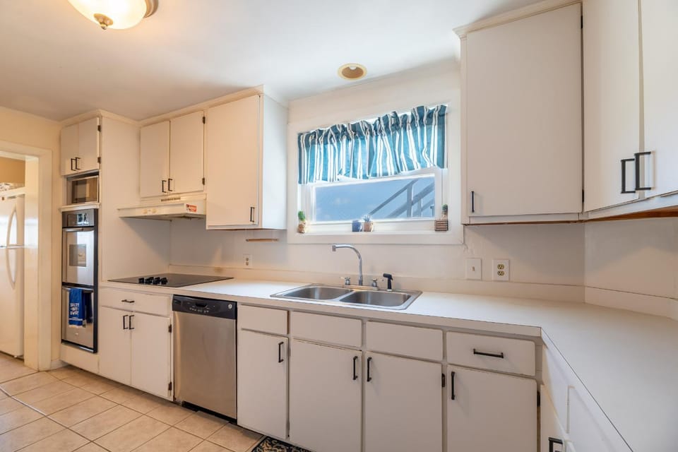 A Shore Thing - Southern Shoes, Oceanfront, Dune Top Deck w/Ocean View, Pool, Hot Tub House in Southern Shores