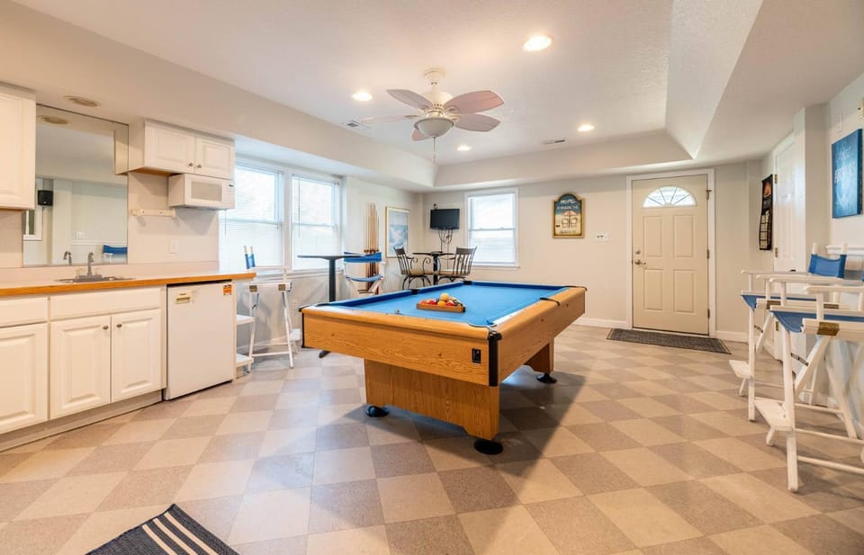 Ocean's View - Kill Devil Hills MP 8, 200 Yds to Beach, Hot Tub, Pool Table, Pets OK House in Kill Devil Hills