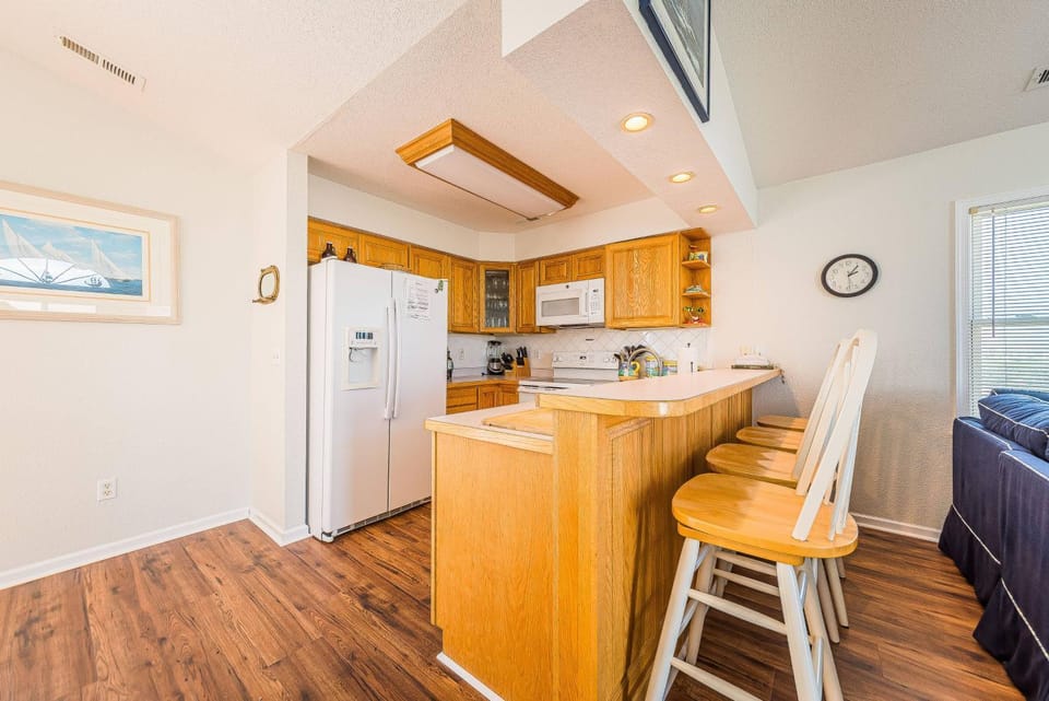 Ocean's View - Kill Devil Hills MP 8, 200 Yds to Beach, Hot Tub, Pool Table, Pets OK House in Kill Devil Hills
