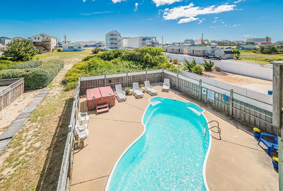 Shell Town – Nags Head MP 16, Ocean View, 360 Yds to Beach, Pool, Hot Tub, Flex Stays House in Nags Head