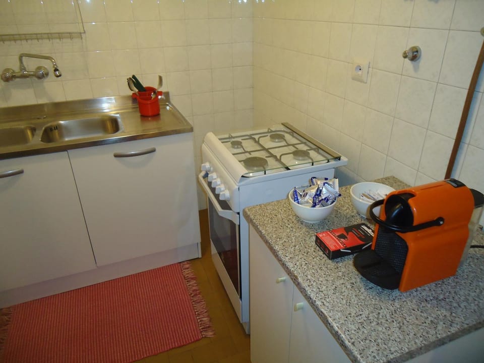 Coffee/tea facilities, Kitchen or kitchenette, Food and drinks, Food, Area and facilities, Drinks