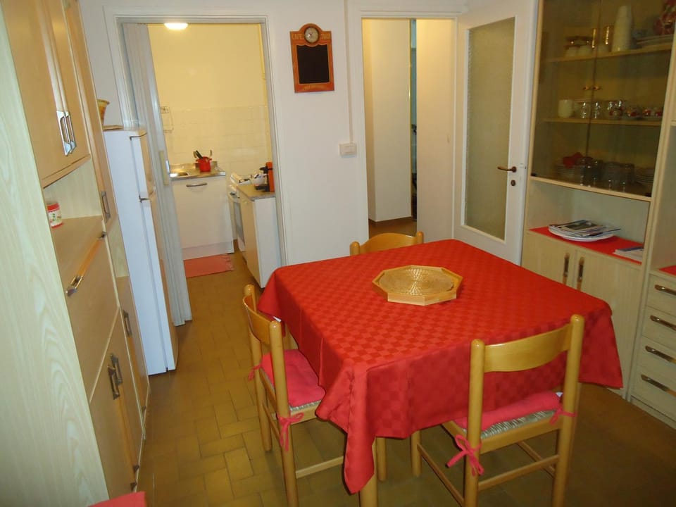 Coffee/tea facilities, Living room, Seating area, Dining area