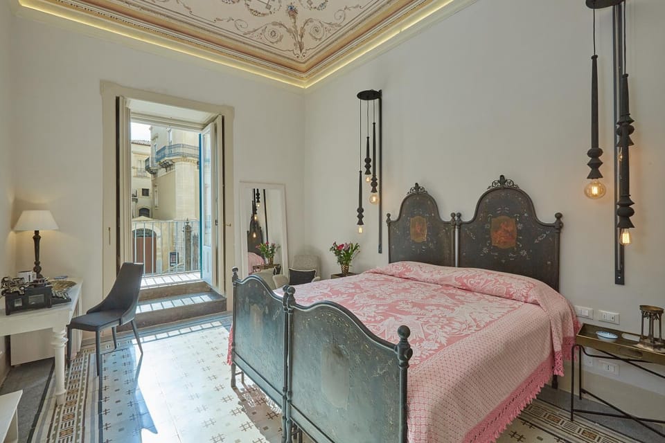 Bed, Other, Photo of the whole room, Decorative detail, Bedroom