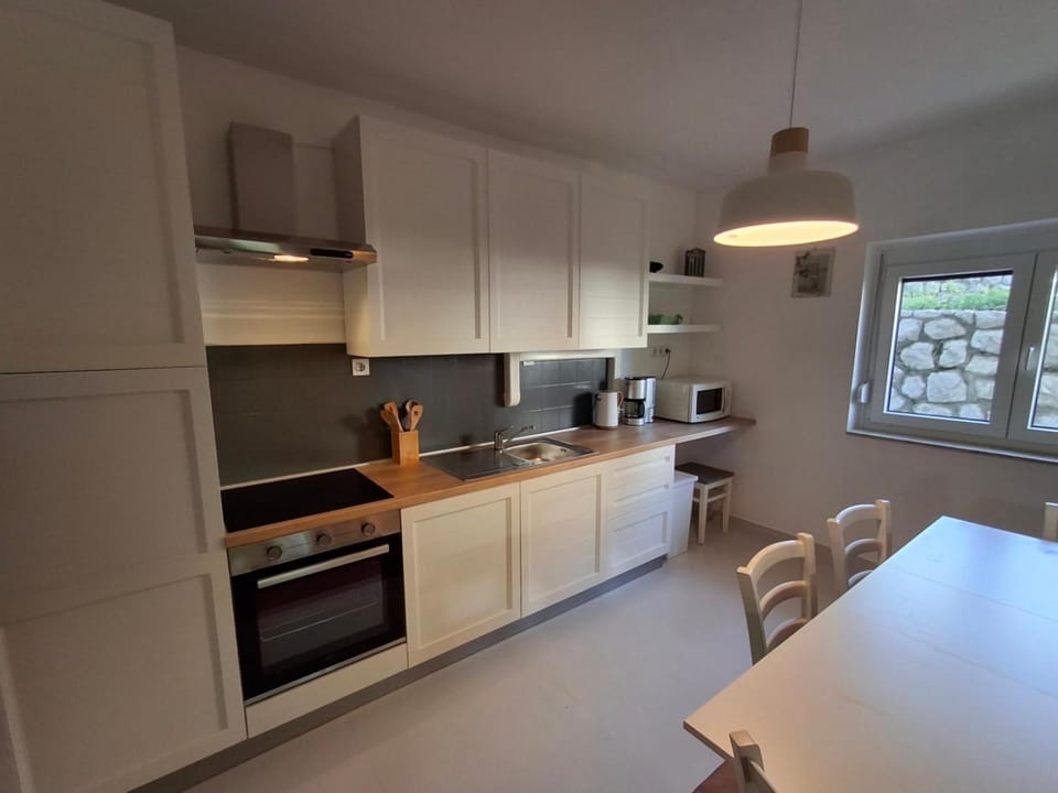 Kitchen or kitchenette, Dining area, dishwasher, oven, pet friendly, stove