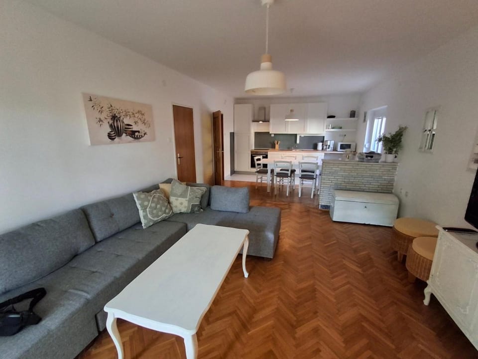 TV and multimedia, Kitchen or kitchenette, Seating area