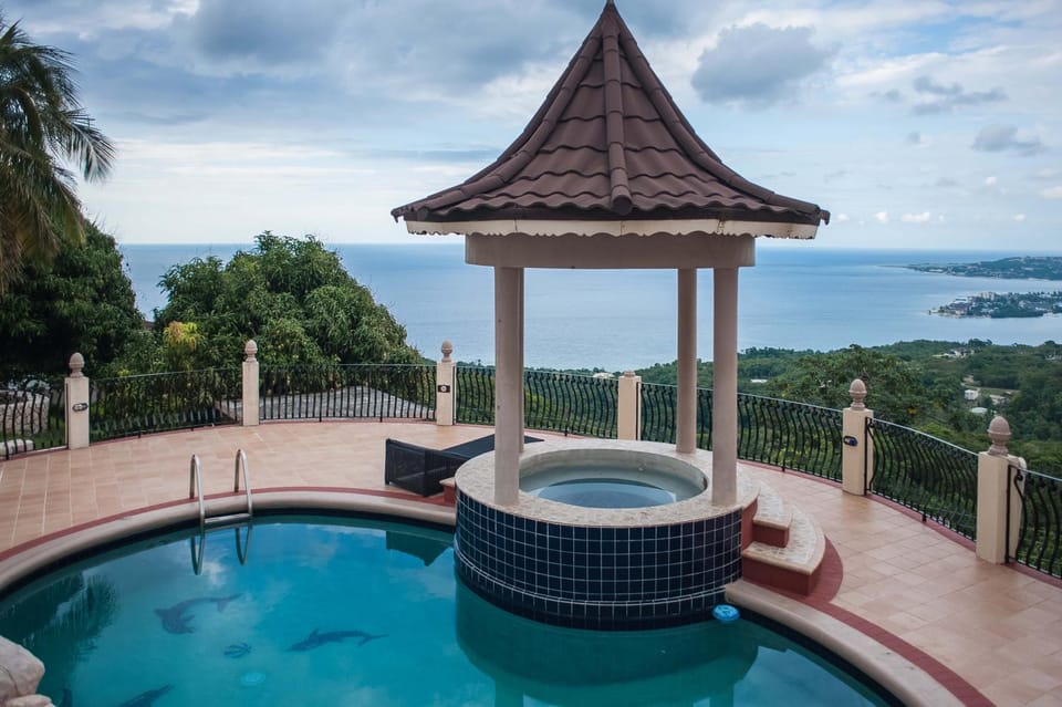 Mountain view, Pool view, Sea view