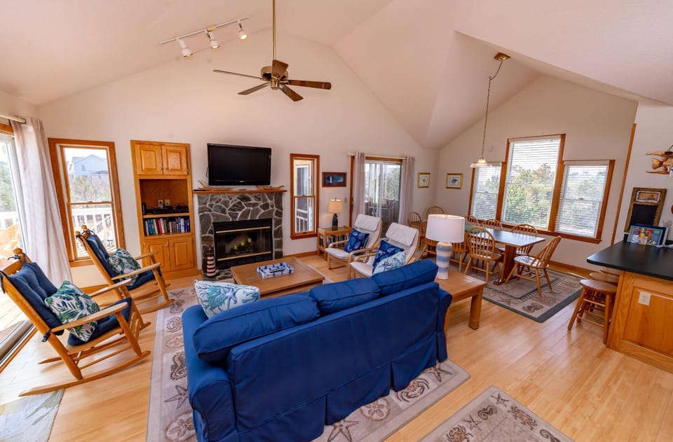 Windhaven - Corolla, Whalehead, Beach 400 Yds, Pool, Hot Tub, Tiki Bar, Pets OK, Flex Stays House in Corolla