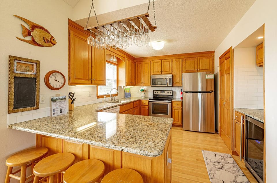 Windhaven - Corolla, Whalehead, Beach 400 Yds, Pool, Hot Tub, Tiki Bar, Pets OK, Flex Stays House in Corolla