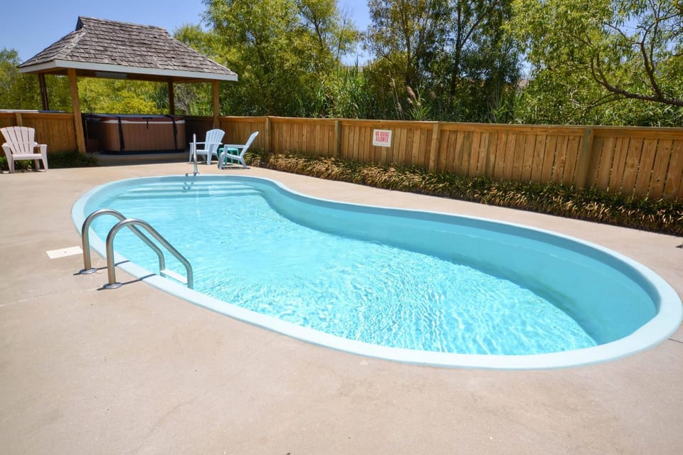Windhaven - Corolla, Whalehead, Beach 400 Yds, Pool, Hot Tub, Tiki Bar, Pets OK, Flex Stays House in Corolla